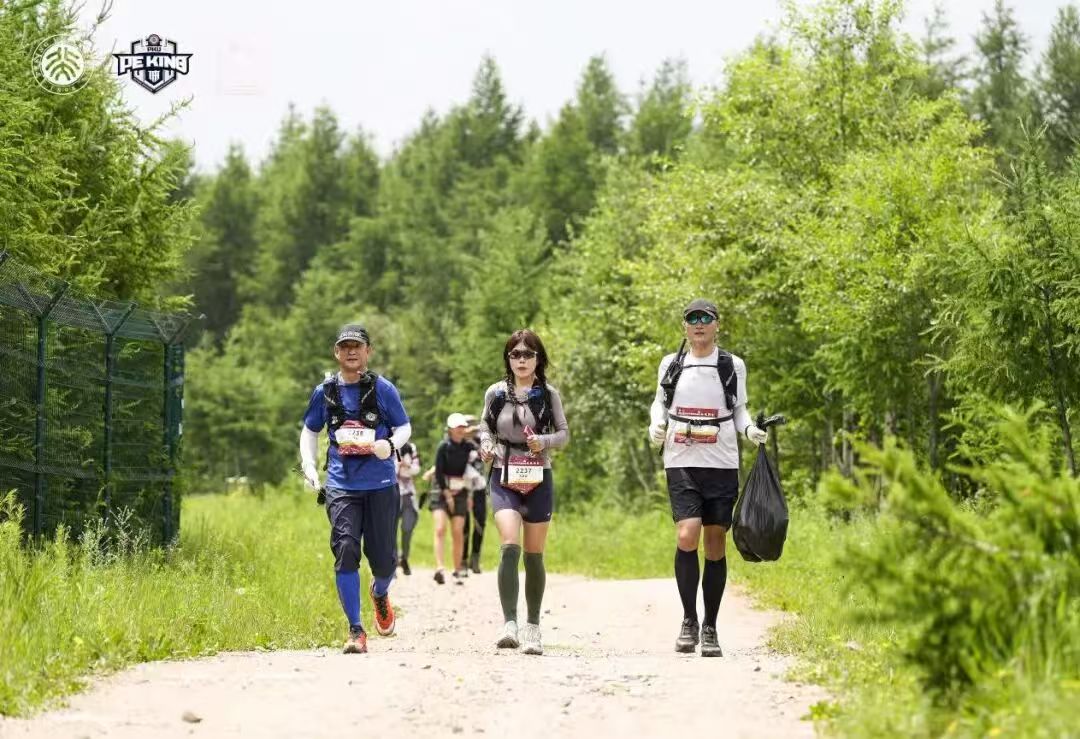 选手沿山坡草甸上行