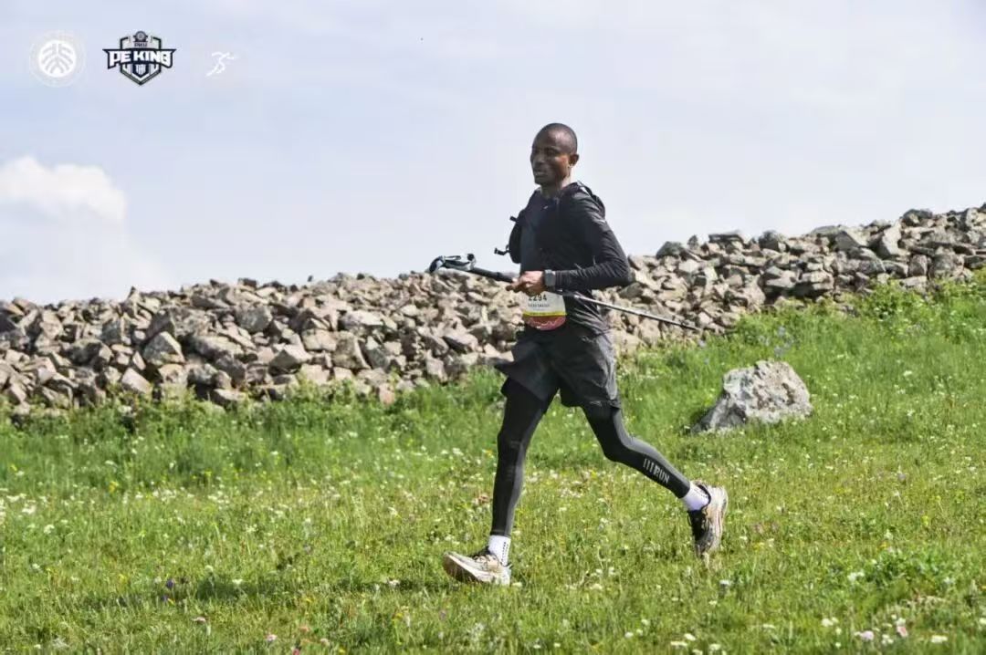 选手在下坡赛段奔跑